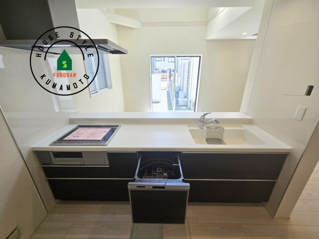 熊本市東区京塚本町第2-1棟（1号棟）の内観：施工例|ご家族を近くに感じられる対面キッチンのLDK。会話もはずみそうですね。