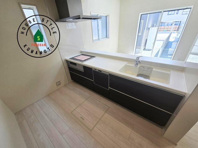 熊本市東区京塚本町第2-1棟（1号棟）の内観：施工例|ダイニングテーブルへの配膳がラクラク、お料理はかどるカウンター付きシステムキッチン！