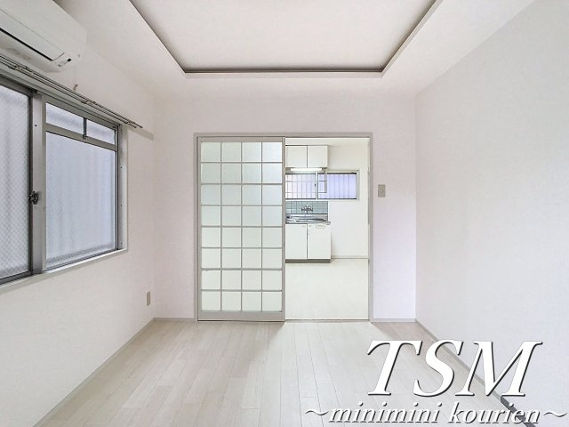 シャトラン香里園の洋室