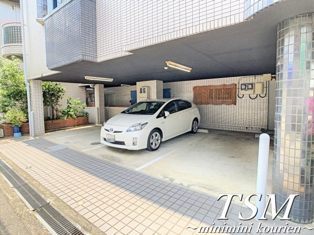 シャトラン香里園の駐車場