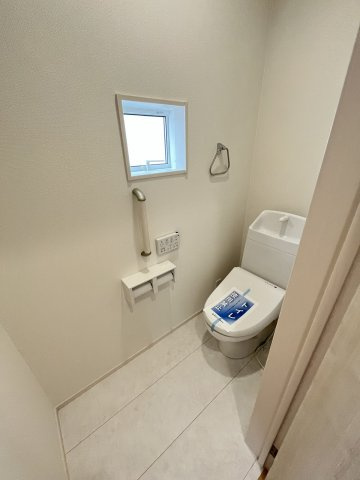 【トイレ】 | 福岡市早良区重留7丁目　3号棟（全6棟）【仲介手数料無料・0円】 | 現地写真。1階のトイレです。