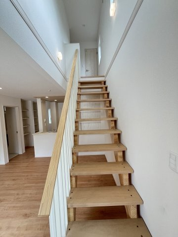 【内装】 | 福岡市早良区重留7丁目　3号棟（全6棟）【仲介手数料無料・0円】 | 現地写真。2階へ上がる階段です。手摺もついて安全ですね。