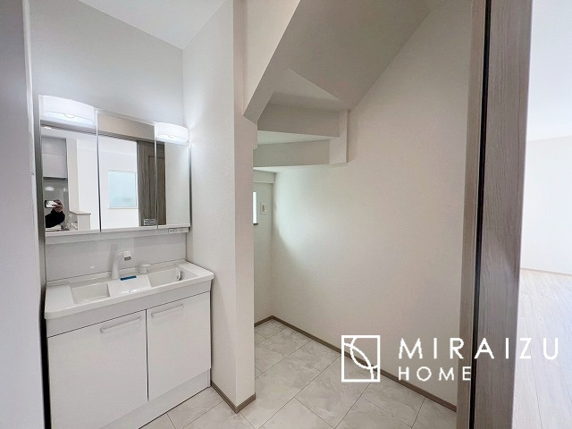 【その他】 | ■洗髪洗面化粧台■
お除も楽にできる洗面台が嬉しいですね♪毎日使うものだから、できる限り綺麗さを保ちたいです。朝シャンプー派のご家族様も安心してお使い頂けそうです。
