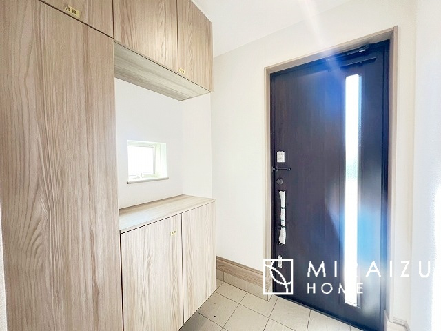 【その他】 | ■３口コンロ■
3口コンロ付きなので、お料理がすごくはかどります。煮込み料理をしながら、焼き物や汁物などをパパパッとお料理可能です。コンロの数が多いことで時短料理も可能になるのが嬉しいですね。
