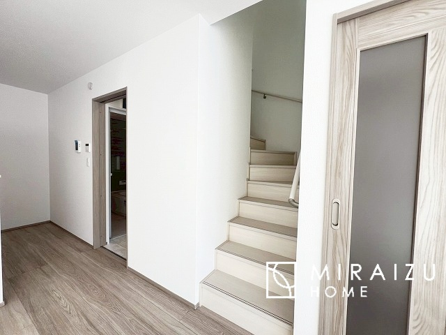 【その他】 | ■シンク■
お掃除もしやすい大き目のシンクです。耐熱性・耐久性・対磨耗性が高いというメリットがございます。お掃除が苦手な方でもいつでも綺麗に楽にメンテナンスが可能です。
