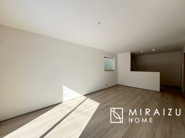 【前面道路含む現地写真】 | 大きな窓が特徴の南向きリビングでは、太陽光も沢山取り込むことが出来てお家の中にいても日光浴が可能ですね、開放的な空間です。インテリア選びも楽しそう、ご家族様で相談しながらインテリア配置も楽しみたいです