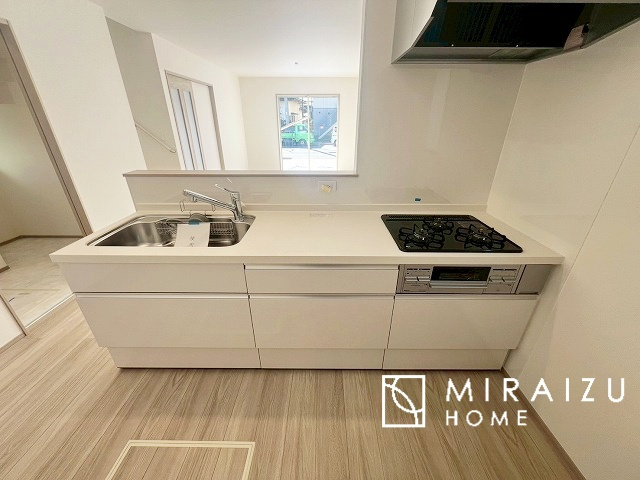 【外観】 | 明るい光が取り入れられる空間設計のリビングです。インテリア配置もしやすい間取りです。壁や床の色と合わせて落ち着いたインテリアも選びたいですね♪グリーンを飾っても素敵だと思います。
