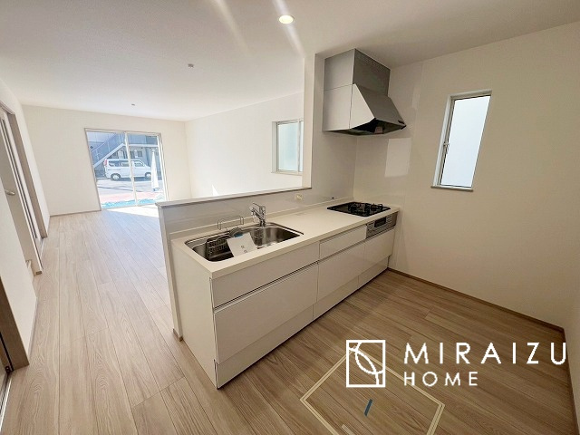 【外観】 | 洗練されたキッチンでは毎日の家事を少しでも楽に快適に工夫したいですね、大きいシンクではお皿洗いもストレスフリー、3口コンロでは要領よくお料理も可能です。レンジフードもお掃除がしやすい設計が嬉しい。
