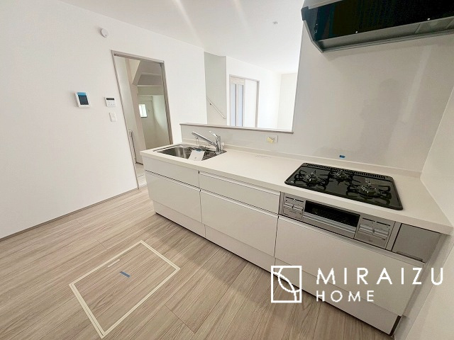 【周辺】 | スッキリとした形が上品な広々ワイドキッチンです。レンジフードもすっきりとした造りなので圧迫感もございません。窓もあり明るい空間の中で毎日お料理することが可能です。収納スペースも広いのが嬉しいですね。
