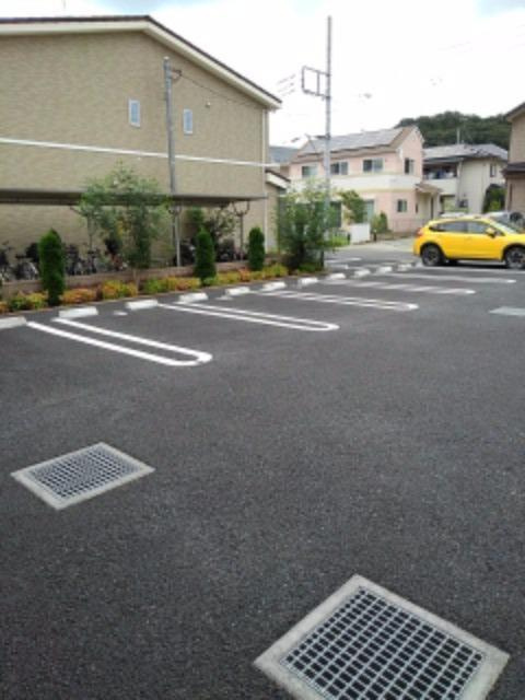 ラフィーネ草花Ⅱの駐車場