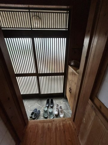 平良字松原　戸建て兼店舗の玄関