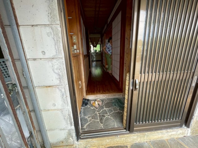 平良字松原　戸建て兼店舗の玄関