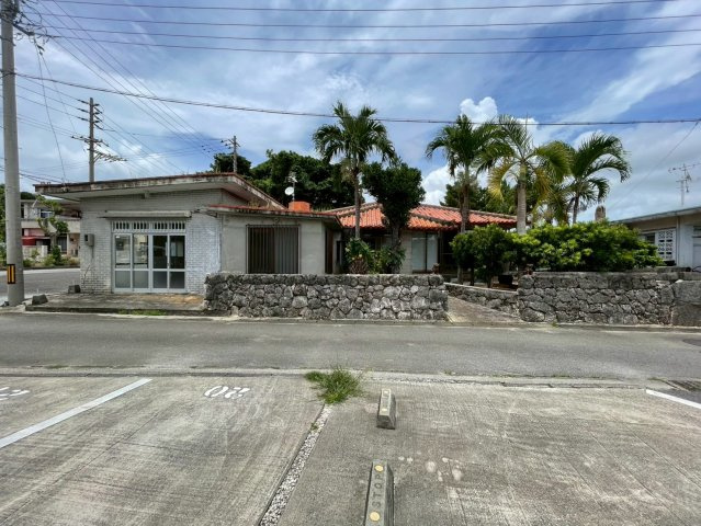 平良字松原　戸建て兼店舗の外観