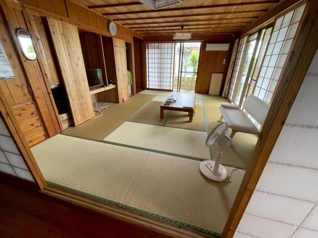 平良字松原　戸建て兼店舗の居間・リビング