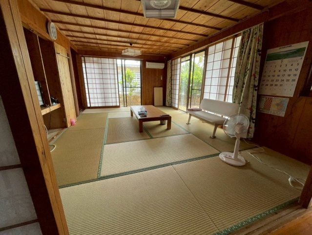 平良字松原　戸建て兼店舗の居間・リビング