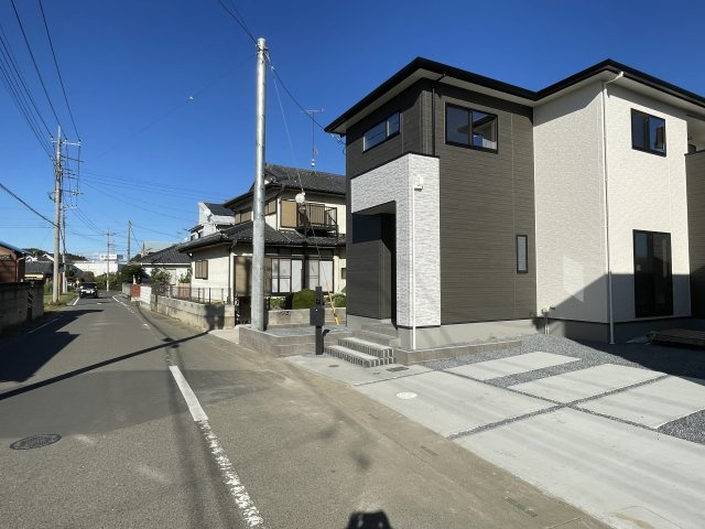 【前面道路含む現地写真】 | 深谷市岡第11期　ワイウッドコート　新築戸建　全3棟　3号棟