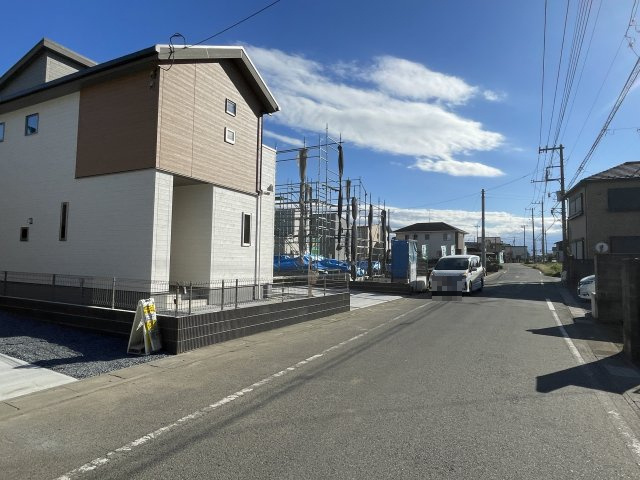 【前面道路含む現地写真】 | 深谷市岡第11期　ワイウッドコート　新築戸建　全3棟　3号棟