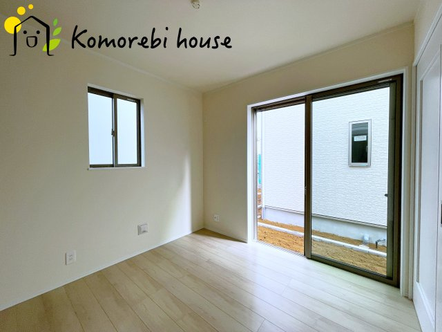 桶川市上日出谷1269番　新築一戸建て　ハートフルタウン　Aの洋室|最近の新築住宅は窓まわりの性能が大きく進化しています。複層ガラスに、樹脂とアルミを組み合わせた断熱性の高いハイブリッドサッシを採用。