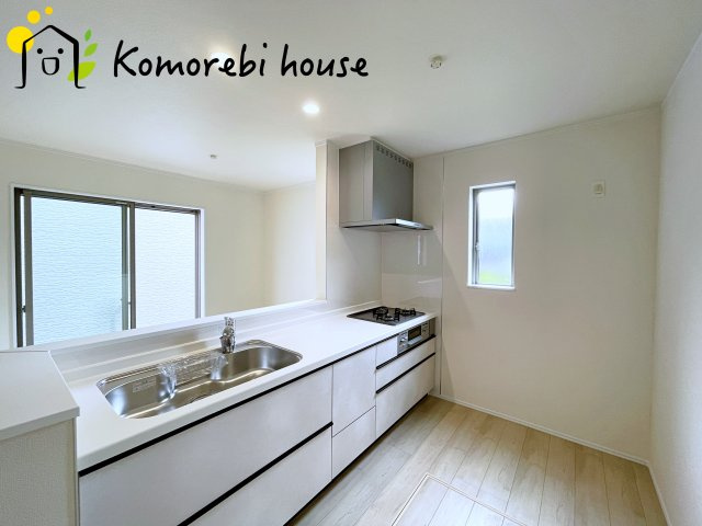 桶川市上日出谷1269番　新築一戸建て　ハートフルタウン　Aのキッチン|収納豊富なキッチンで、食器や調理器具もすっきり整理。毎日の料理が楽しくなる空間です。