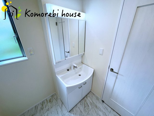 桶川市上日出谷1269番　新築一戸建て　ハートフルタウン　Aの独立洗面台|白を基調とした清潔感のある洗面台。シンプルで上品なデザインが空間に明るさをプラスします。