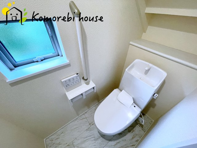 桶川市上日出谷1269番　新築一戸建て　ハートフルタウン　Aのトイレ|温水洗浄機能（ウォシュレット）標準装備で、毎日のトイレ時間がより快適に。やさしい温水洗浄で清潔を保てるだけでなく、冬場のヒヤッと感を軽減する暖房便座も嬉しいポイント。