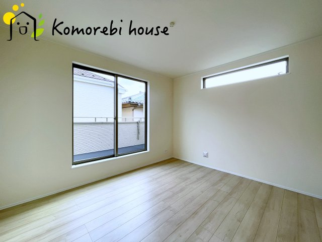 桶川市上日出谷1269番　新築一戸建て　ハートフルタウン　Aの寝室|一日の疲れをゆっくり癒せる主寝室は、ベッドを置いてもゆとりある広さが魅力。収納完備で衣類もスッキリ収まり、静かで落ち着いた空間が快適な眠りをサポートします。