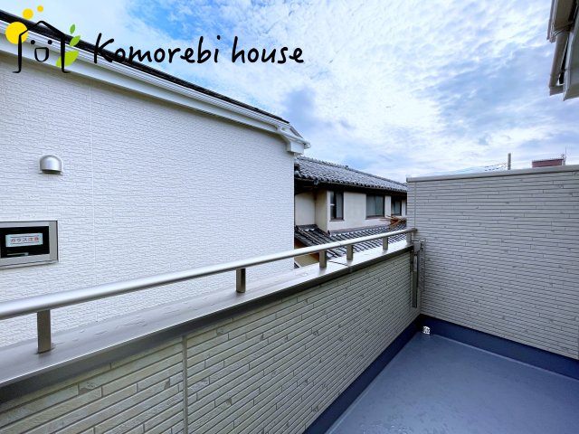 桶川市上日出谷1269番　新築一戸建て　ハートフルタウン　Aのバルコニー|防水施工がしっかりと施されたバルコニーで、雨の日も安心。長く使える耐久性を備えたメンテナンスしやすい仕様です。
