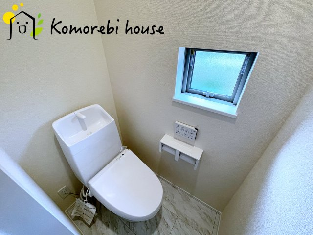 桶川市上日出谷1269番　新築一戸建て　ハートフルタウン　Aのトイレ|2階にもトイレがあることで、朝の混雑が解消し生活動線がスムーズに。新築ならではの間取り設計で、毎日の“プチストレス”が驚くほど減ります。