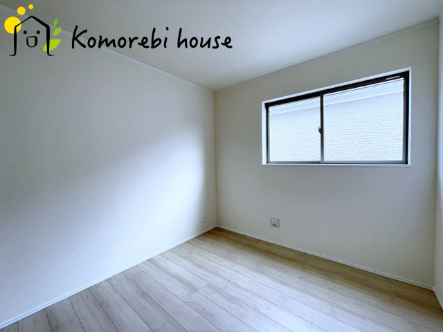 桶川市上日出谷1269番　新築一戸建て　ハートフルタウン　Aの子供部屋|自然光が心地よく入る子ども部屋は、学習・遊び・睡眠をしっかり支える快適環境。シンプル設計でレイアウトも変えやすく、成長に合わせて長く使える利便性の高い一室です。