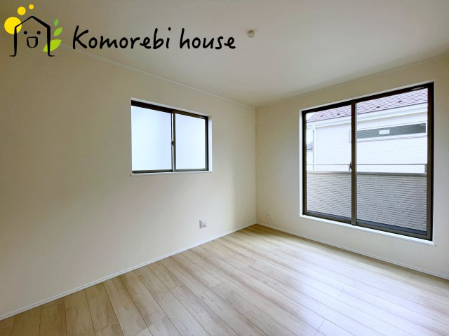 桶川市上日出谷1269番　新築一戸建て　ハートフルタウン　Aの洋室|最近の新築住宅は窓まわりの性能が大きく進化しています。複層ガラスに、樹脂とアルミを組み合わせた断熱性の高いハイブリッドサッシを採用。