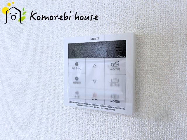 桶川市上日出谷1269番　新築一戸建て　ハートフルタウン　Aの設備|キッチンからワンタッチで湯張りや追い焚きができる給湯スイッチ。夕飯の支度をしながら、同時進行でお風呂の準備ができる効率の良い生活動線が魅力です。