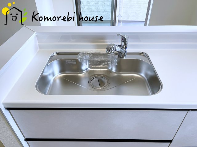 桶川市上日出谷1269番　新築一戸建て　ハートフルタウン　Aのキッチン|浄水器一体型で、いつでも美味しいお水がそのまま使えるキッチンシンク。料理やコーヒーづくり、炊飯にも安心して利用でき、毎日の食卓が少し豊かに。