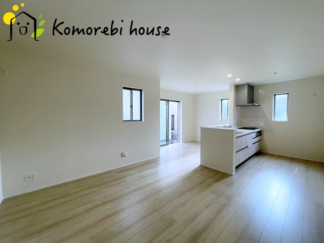 桶川市上日出谷1269番　新築一戸建て　ハートフルタウン　Aの居間・リビング|横長LDKは家具配置も自由で開放感あり。家族のライフスタイルに合わせた快適な暮らしを叶えます。