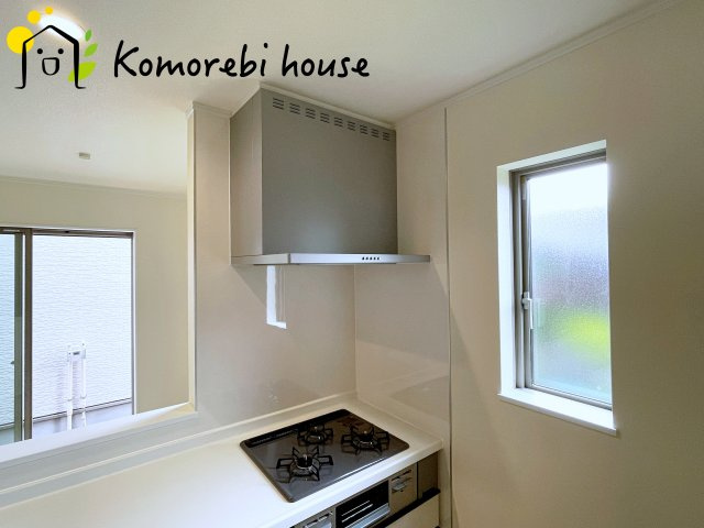 桶川市上日出谷1269番　新築一戸建て　ハートフルタウン　Aのキッチン|吸引力の高いレンジフードが煙や匂いを素早く排出。揚げ物や炒め物も気兼ねなくでき、リビングに匂いを残しません。