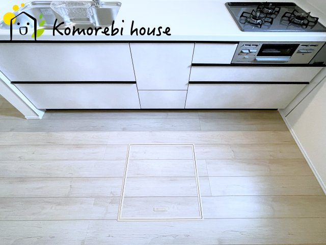 桶川市上日出谷1269番　新築一戸建て　ハートフルタウン　Aの内装|調味料やストック食材、非常用品までまとめてしまえる床下収納。キッチン周りがすっきり片付き、必要な時にさっと取り出せる“賢い収納スペース”として毎日の家事を支えます。