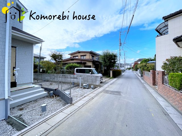 桶川市上日出谷1269番　新築一戸建て　ハートフルタウン　Aの前面道路含む現地写真|前面道路は幅員ゆったりで車の出し入れもスムーズ。静かな住宅街に建つ新築戸建てです。