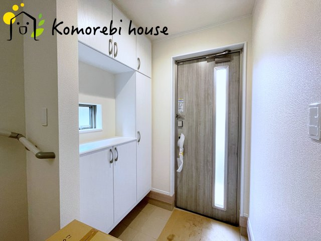 桶川市上日出谷1269番　新築一戸建て　ハートフルタウン　Aの玄関|明るく使いやすい玄関で、家族の生活をスムーズに。収納や導線も配慮された万能空間です。