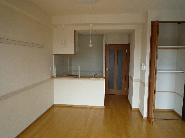 アインラウムの居間・リビング|こちらのリビングで趣味の時間をお楽しみください