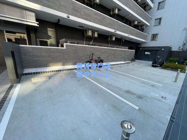 エステムコート難波サウスプレイスVIIリアンの駐車場|カースペースがあります