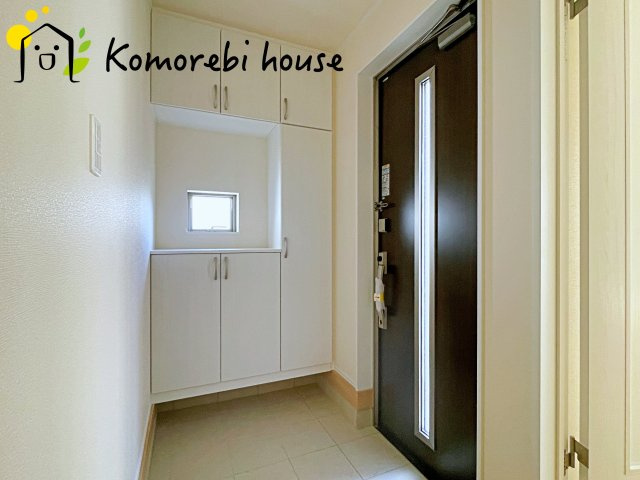 桶川市上日出谷1269番　新築一戸建て　ハートフルタウン　Ｂの玄関|明るく使いやすい玄関で、家族の生活をスムーズに。収納や導線も配慮された万能空間です。