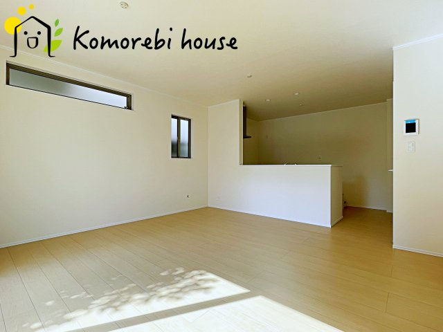 桶川市上日出谷1269番　新築一戸建て　ハートフルタウン　Ｂの居間・リビング|高性能窓と断熱材を採用したLDKで、冷暖房効率アップ。家族が集まる時間も快適に過ごせるリビングです。