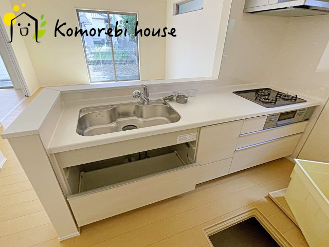 桶川市上日出谷1269番　新築一戸建て　ハートフルタウン　Ｂのキッチン|収納豊富なキッチンで、食器や調理器具もすっきり整理。毎日の料理が楽しくなる空間です。