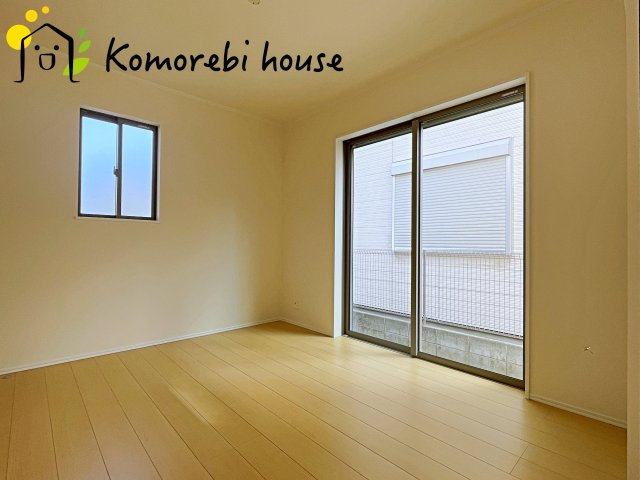 桶川市上日出谷1269番　新築一戸建て　ハートフルタウン　Ｂの洋室|最近の新築住宅は窓まわりの性能が大きく進化しています。複層ガラスに、樹脂とアルミを組み合わせた断熱性の高いハイブリッドサッシを採用。