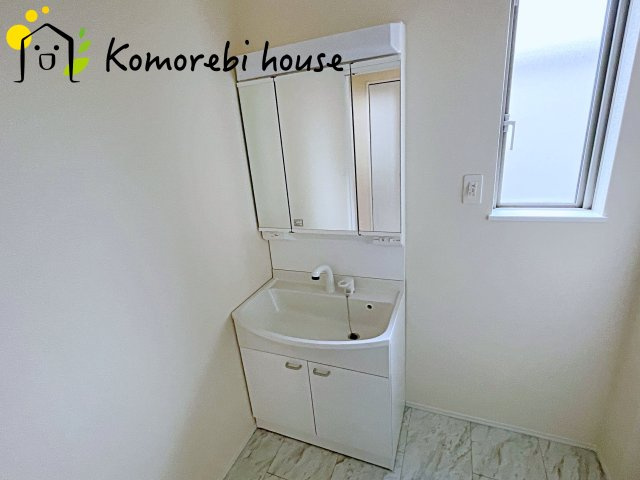 桶川市上日出谷1269番　新築一戸建て　ハートフルタウン　Ｂの独立洗面台|白を基調とした清潔感のある洗面台。シンプルで上品なデザインが空間に明るさをプラスします。