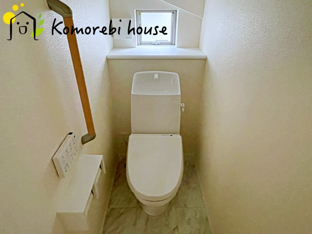 桶川市上日出谷1269番　新築一戸建て　ハートフルタウン　Ｂのトイレ|温水洗浄機能（ウォシュレット）標準装備で、毎日のトイレ時間がより快適に。やさしい温水洗浄で清潔を保てるだけでなく、冬場のヒヤッと感を軽減する暖房便座も嬉しいポイント。