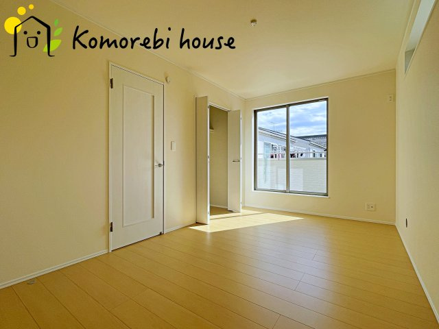 桶川市上日出谷1269番　新築一戸建て　ハートフルタウン　Ｂの寝室|一日の疲れをゆっくり癒せる主寝室は、ベッドを置いてもゆとりある広さが魅力。収納完備で衣類もスッキリ収まり、静かで落ち着いた空間が快適な眠りをサポートします。