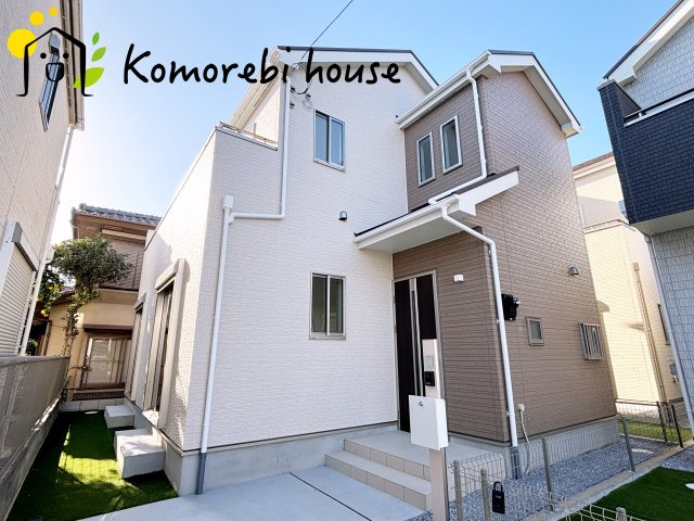 桶川市上日出谷1269番　新築一戸建て　ハートフルタウン　Ｂの外観|明るい色合いで統一された外観が魅力の新築住宅。シンプルながら存在感があり、帰宅時に気分が上がるデザインです。周辺環境とも調和し、落ち着いた街並みに映える一邸です。