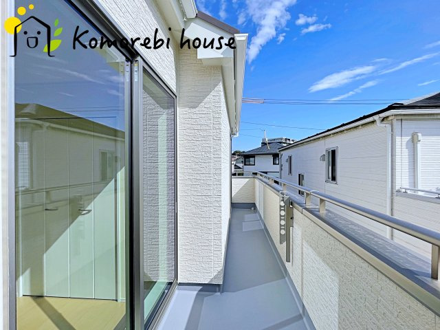 桶川市上日出谷1269番　新築一戸建て　ハートフルタウン　Ｂのバルコニー|防水施工がしっかりと施されたバルコニーで、雨の日も安心。長く使える耐久性を備えたメンテナンスしやすい仕様です。