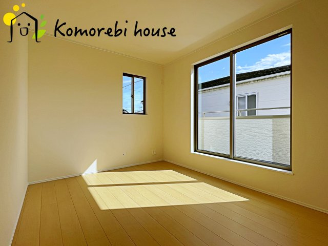 桶川市上日出谷1269番　新築一戸建て　ハートフルタウン　Ｂの洋室|最近の新築住宅は窓まわりの性能が大きく進化しています。複層ガラスに、樹脂とアルミを組み合わせた断熱性の高いハイブリッドサッシを採用。