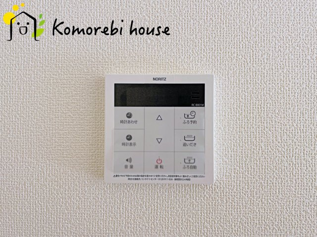 桶川市上日出谷1269番　新築一戸建て　ハートフルタウン　Ｂの設備|キッチンからワンタッチで湯張りや追い焚きができる給湯スイッチ。夕飯の支度をしながら、同時進行でお風呂の準備ができる効率の良い生活動線が魅力です。